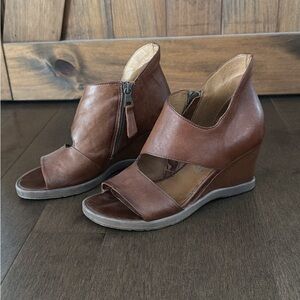 Elegant Tan Wedge Sandals